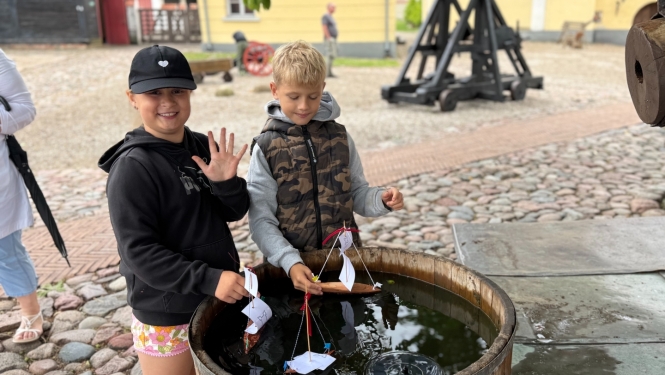 Priežu mizu kuģīšu darināšana Livonijas ordeņa pilī 
