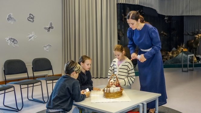 Apmeklētāji un muzejpedagoģe