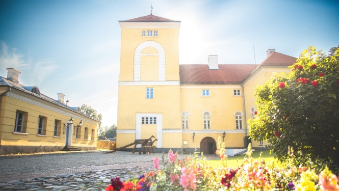 Livonijas ordeņa pils vasarā