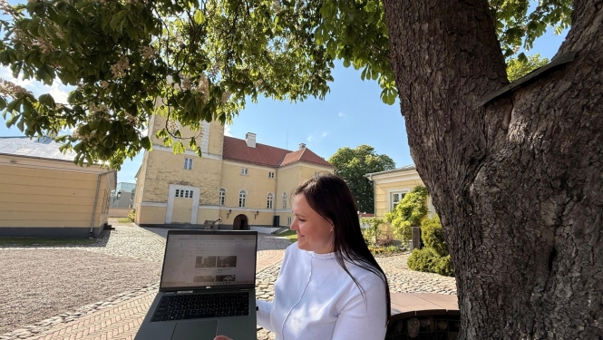 Sabiedrisko attiecību speciāliste Livonijas ordeņa pils dārzā