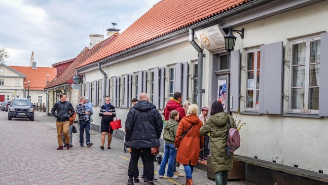 Amatu māja un apmeklētāji