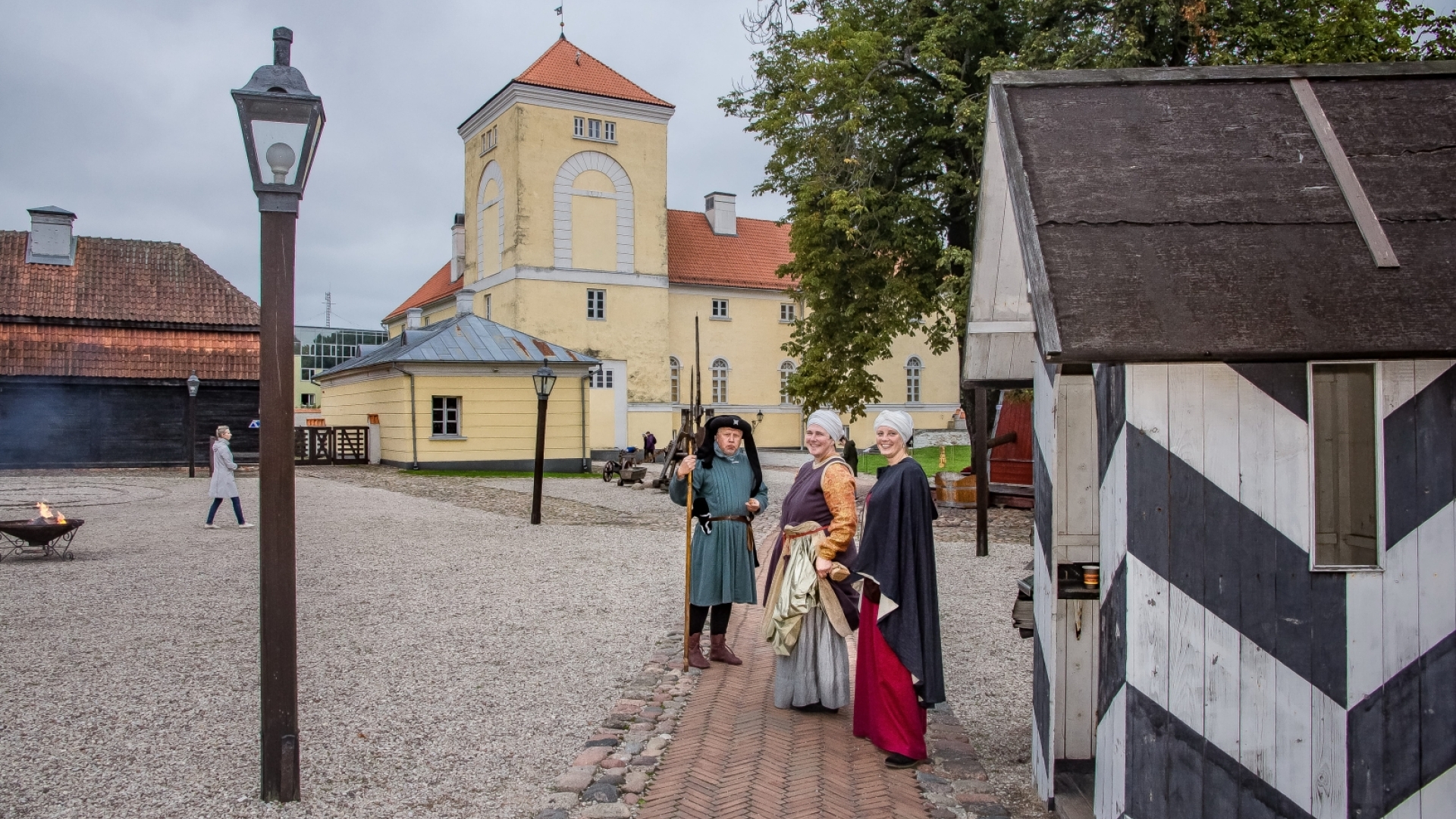 Darbinieki tērpos pie Livonijas ordeņa pils