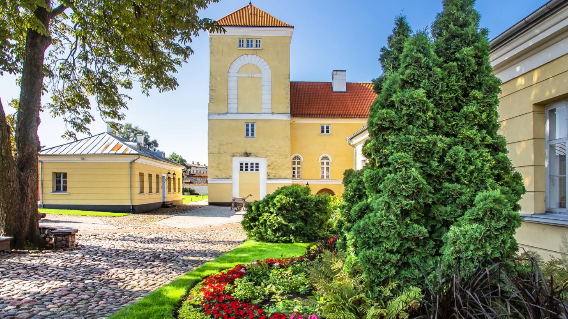 Livonijas ordeņa pils vasarā