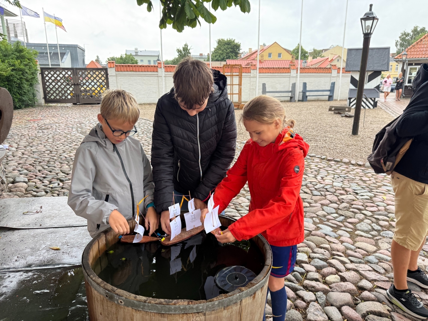 Priežu mizu kuģīšu darināšana Livonijas ordeņa pilī 