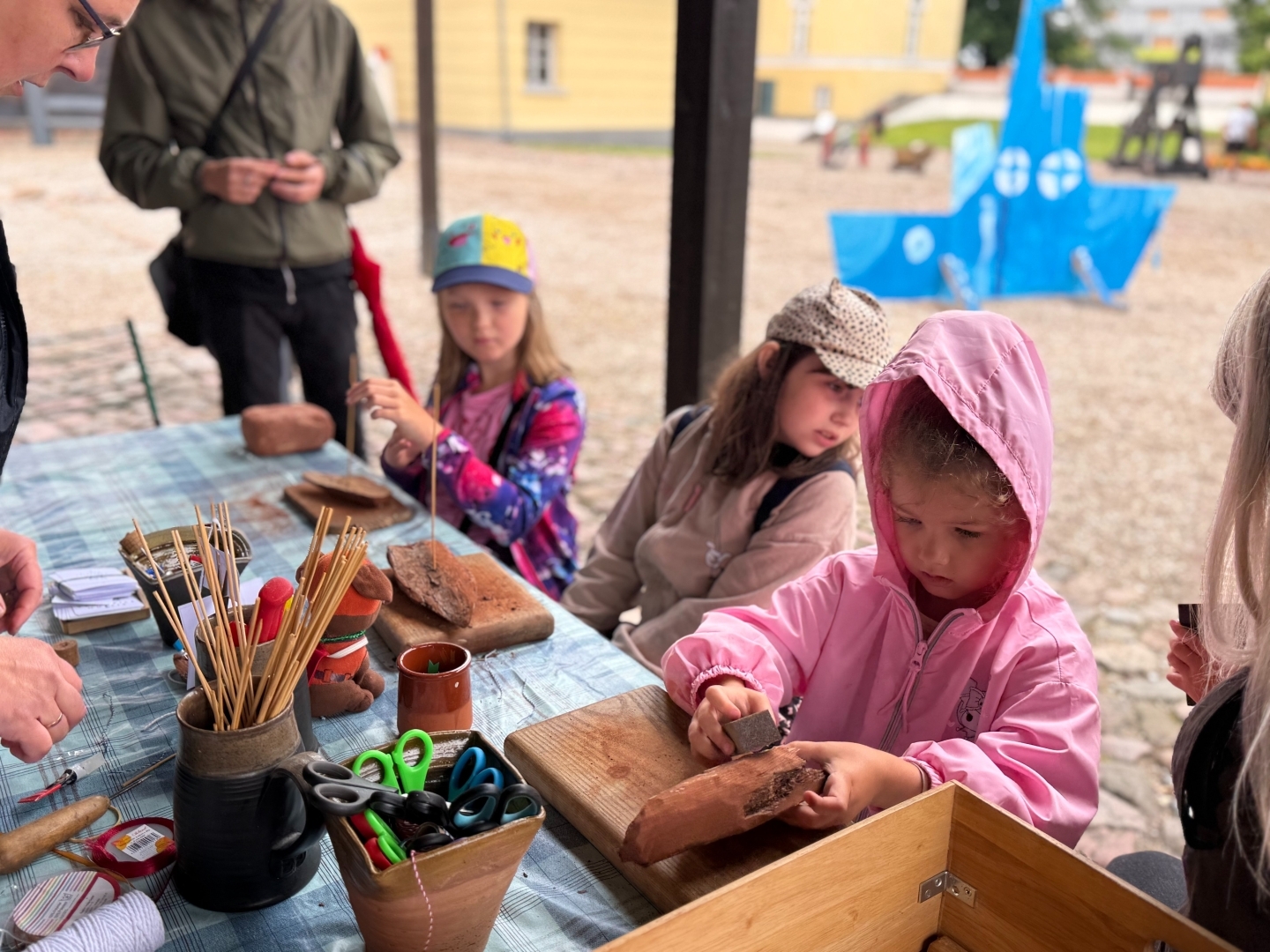 Priežu mizu kuģīšu darināšana Livonijas ordeņa pilī 