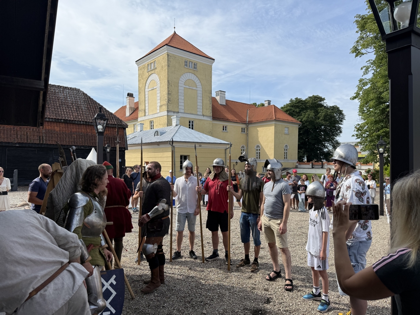 Drosmīgākie  apmeklētāji - bruņinieki kaujas gājienā  