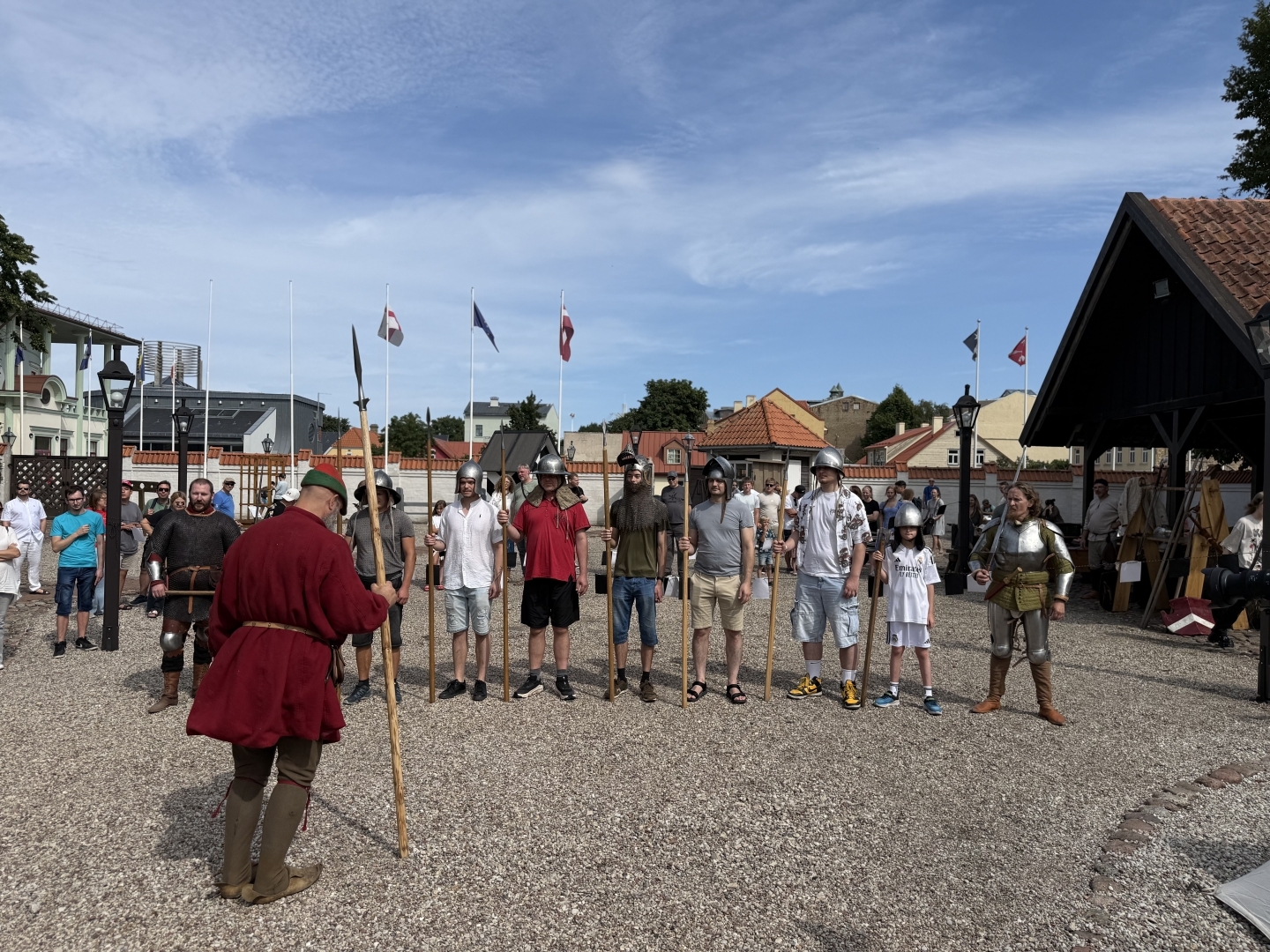 Drosmīgākie  apmeklētāji - bruņinieki kaujas gājienā  