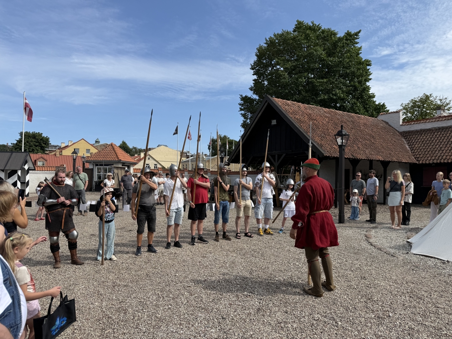 Drosmīgākie  apmeklētāji - bruņinieki kaujas gājienā  
