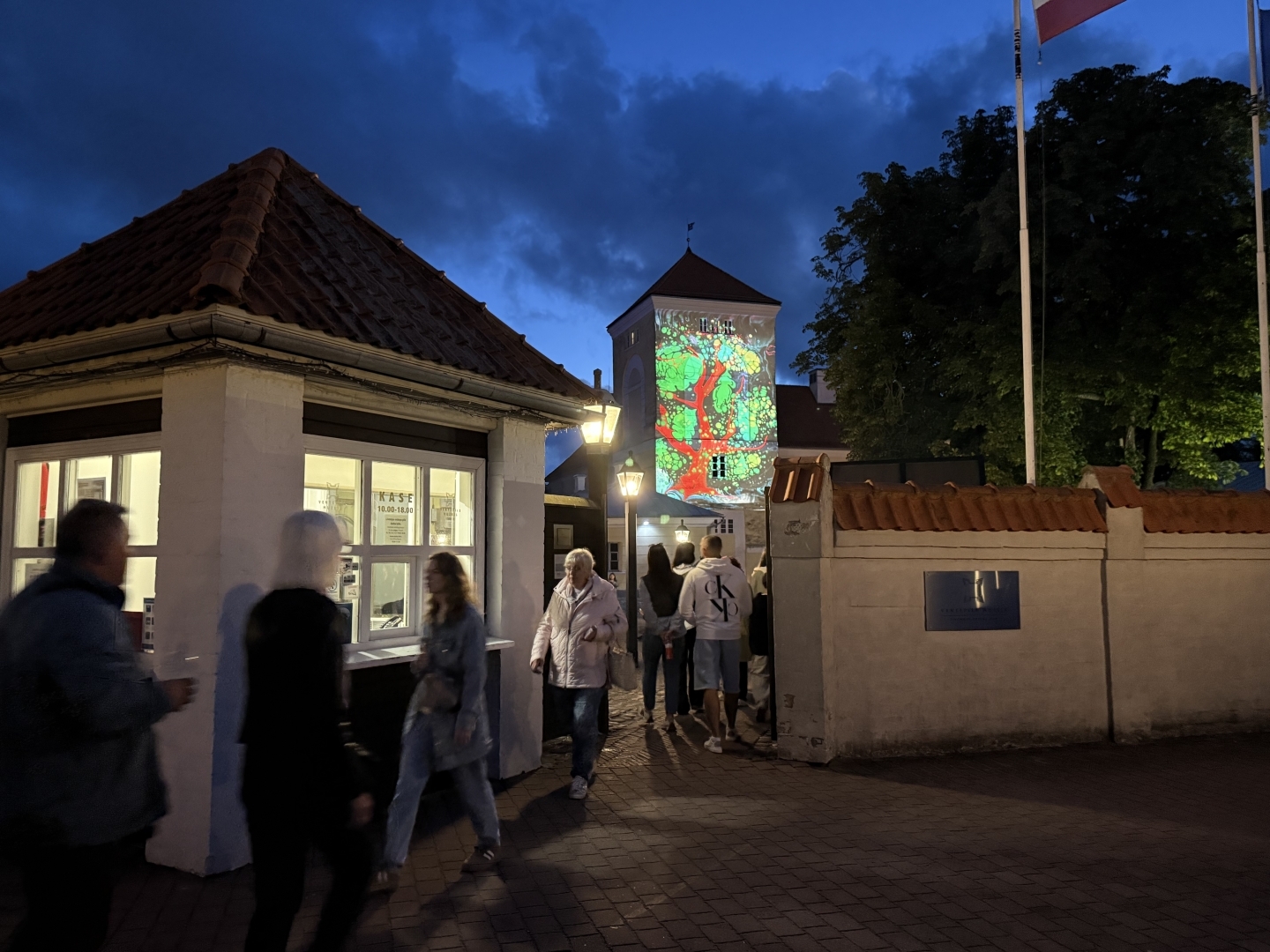 Ebru māksla uz pils torņa fasādes