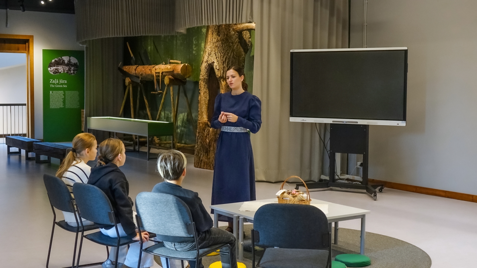 Apmeklētāji un muzejpedagoģe