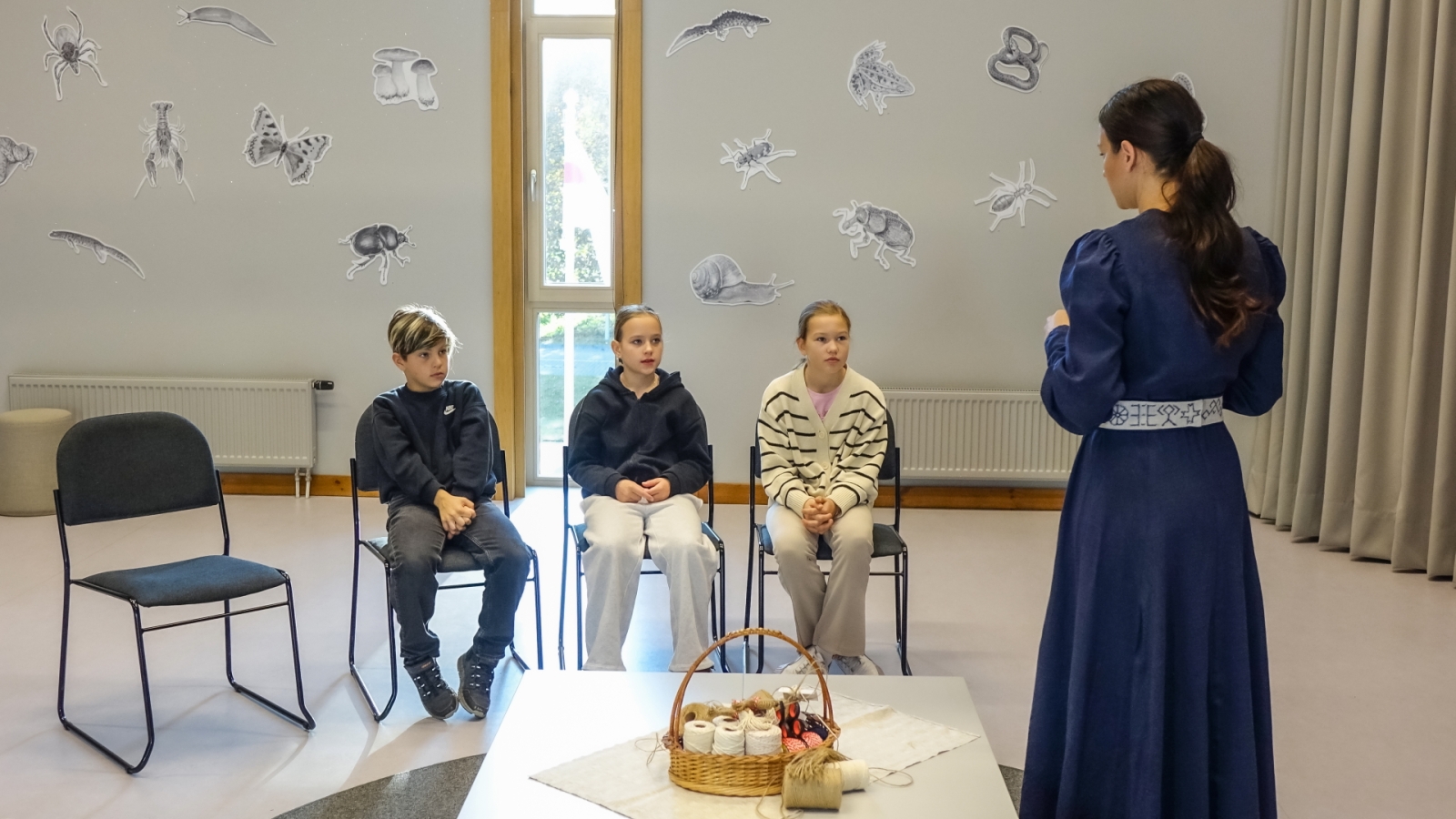 Apmeklētāji un muzejpedagoģe