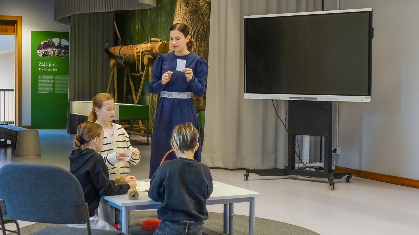 Apmeklētāji un muzejpedagoģe