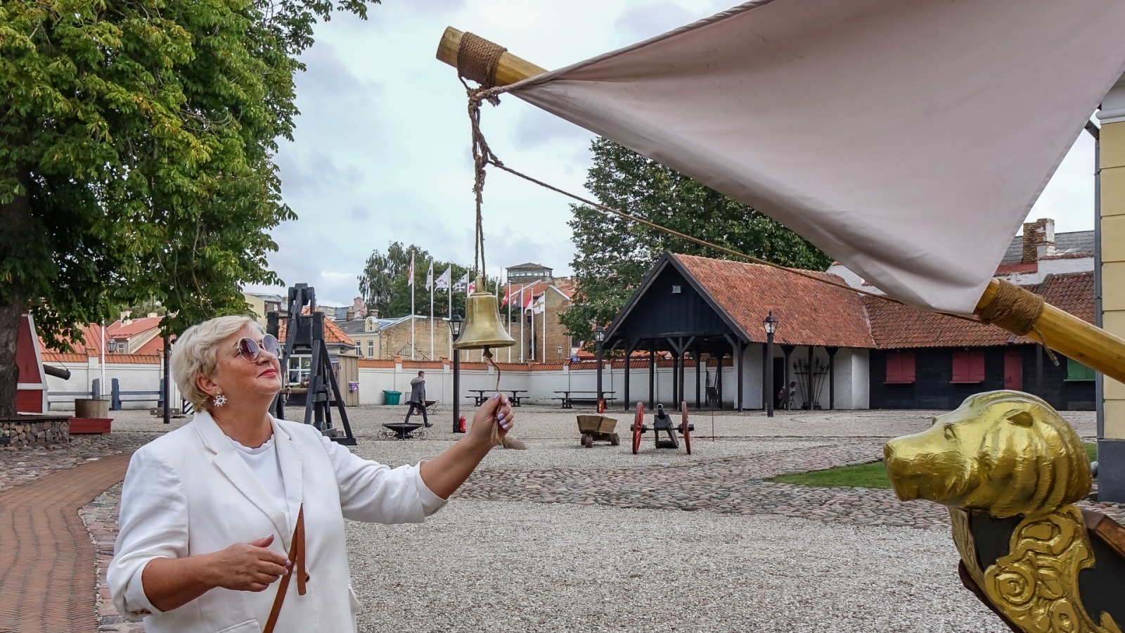 Apmeklētāja pie kuģa 