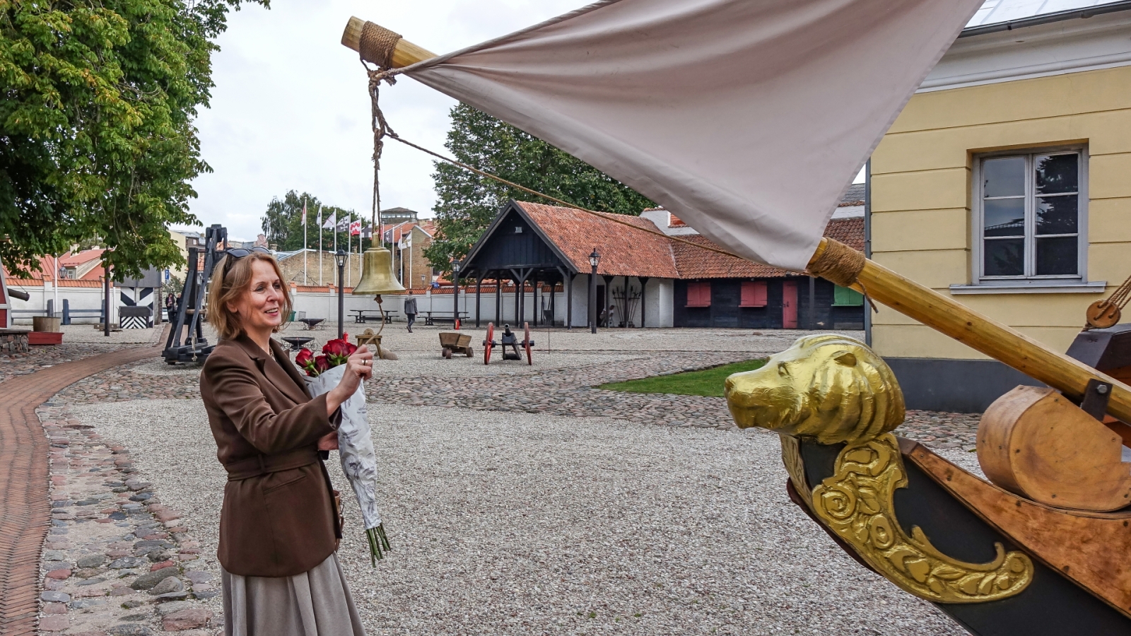 Apmeklētāja pie kuģa