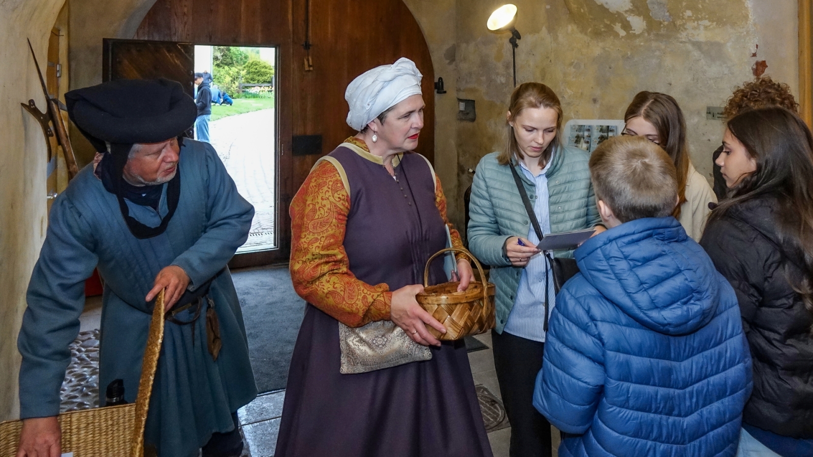 Viesi ierodas pilī uz muzeju nakti