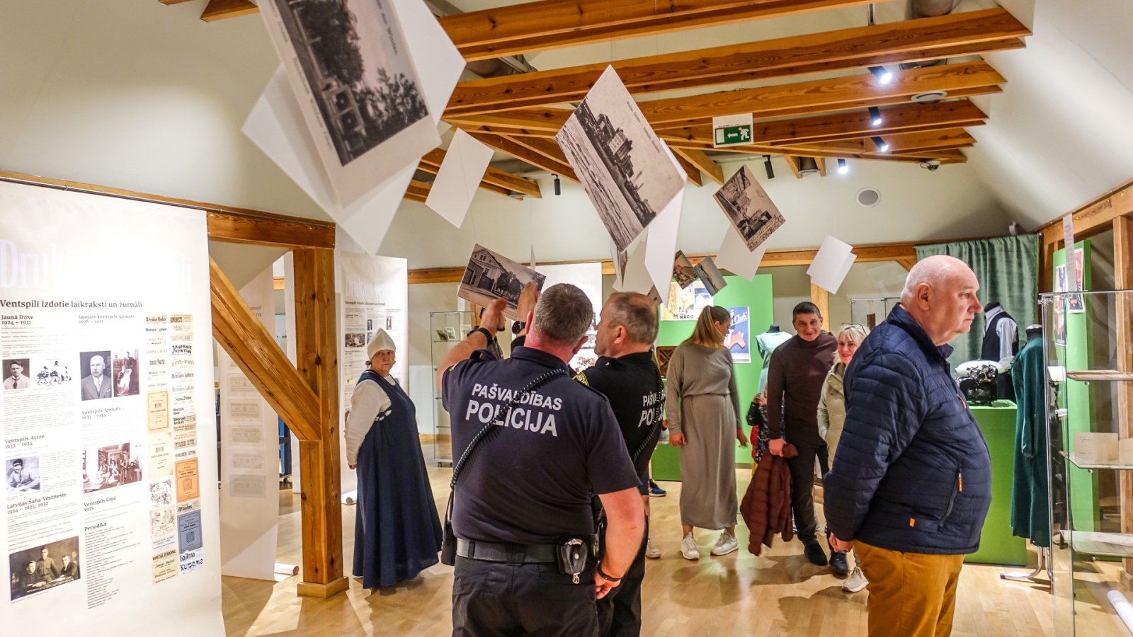 Policija skatās izstādi "Drukāts Ventspilī"