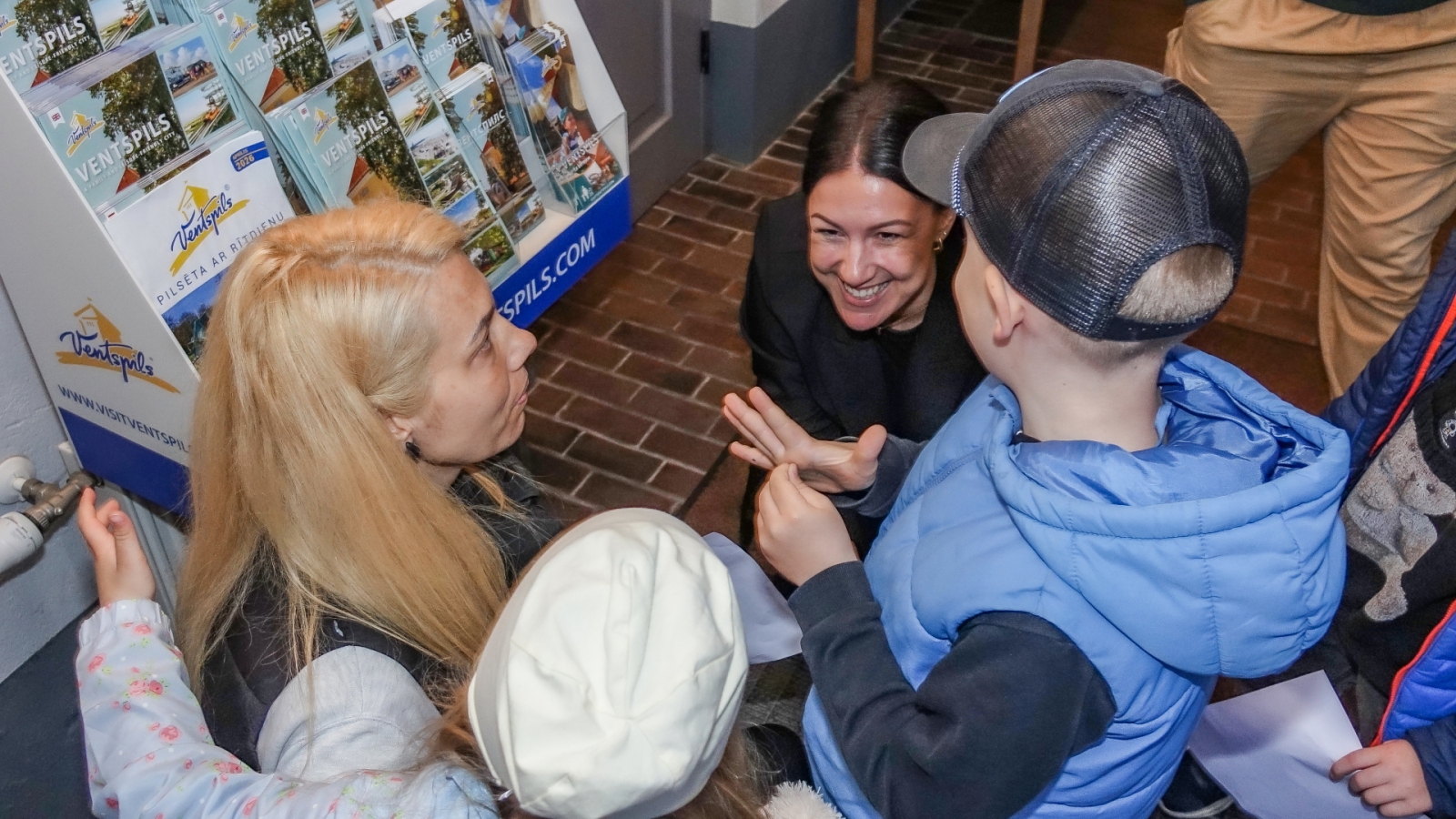 Marta Tjarve runājas ar apmeklētājiem