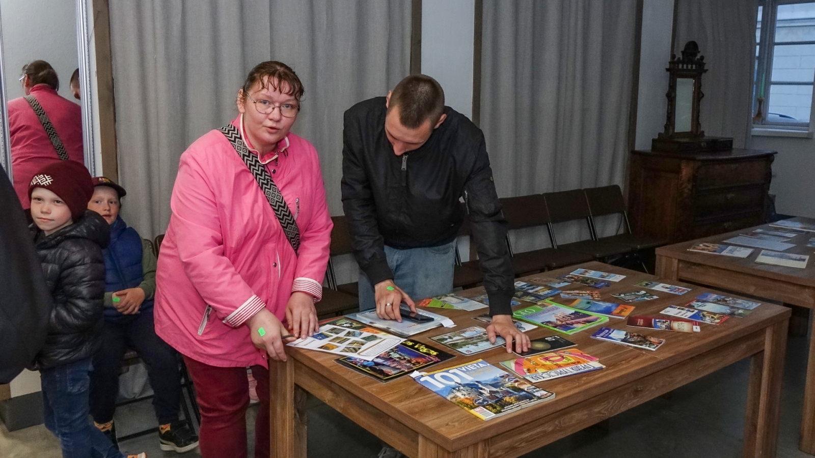 Amatu mājas apmeklētāji apskatās izstādi "Ceļojums"