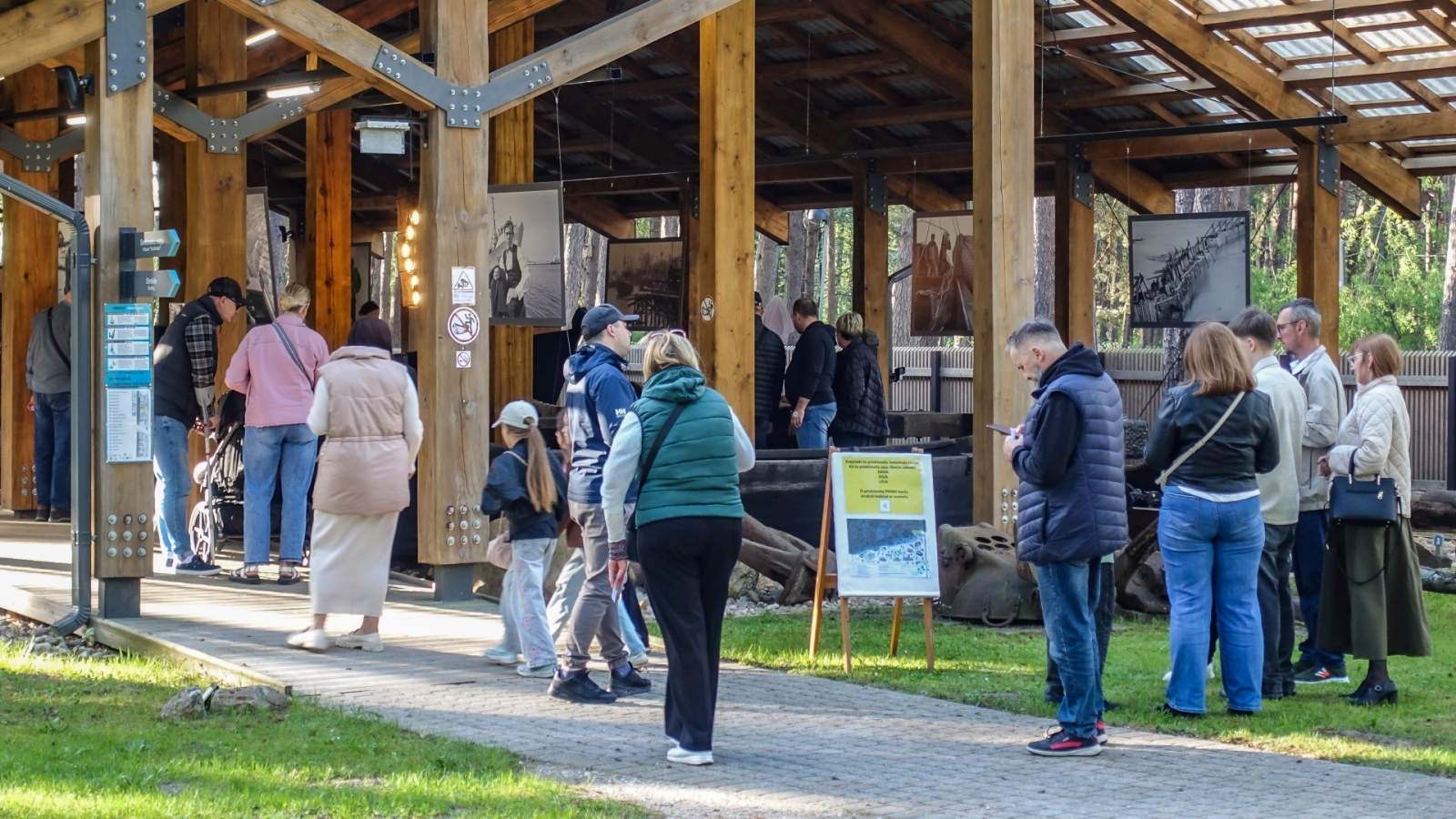Apmeklētāji apskata Laivu māju