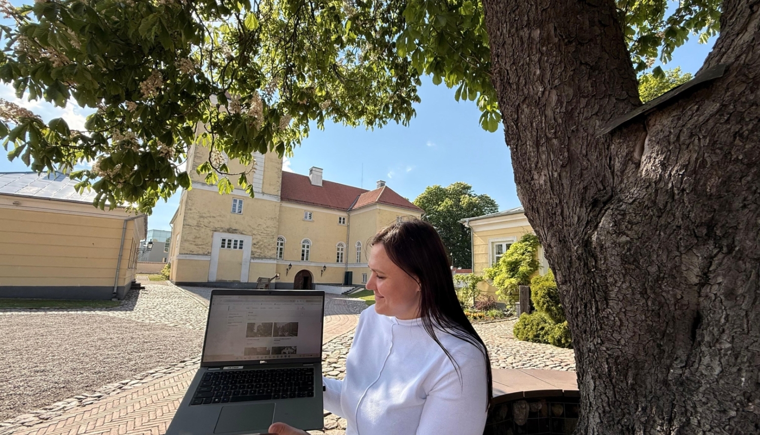 Sabiedrisko attiecību speciāliste Livonijas ordeņa pils dārzā