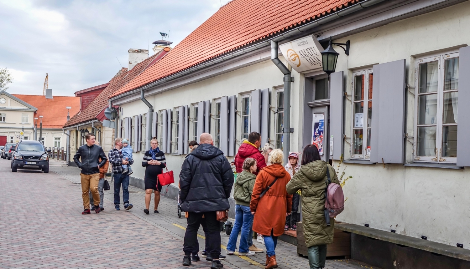 Amatu māja un apmeklētāji