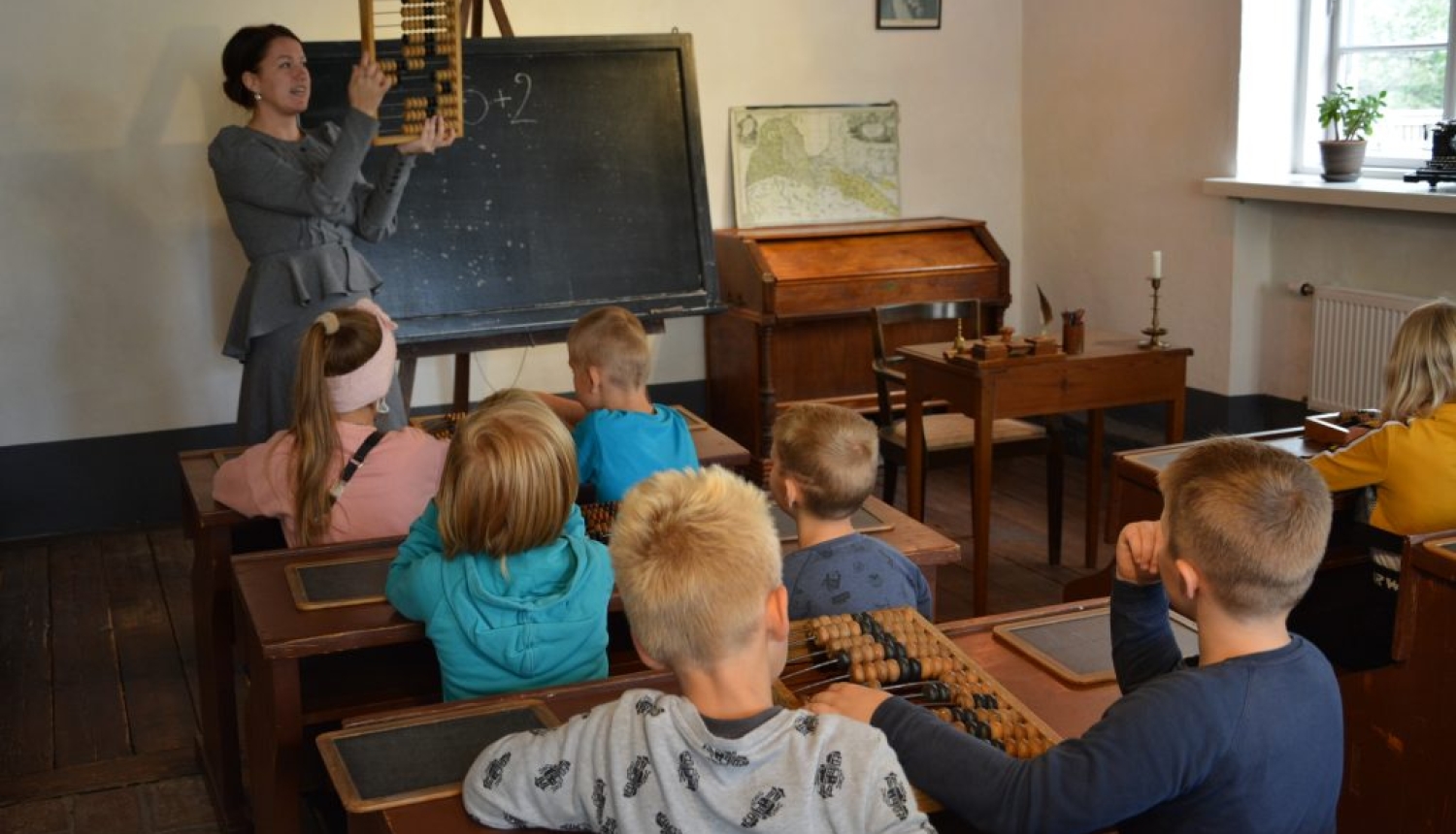 Sena skolas klase amatu mājā