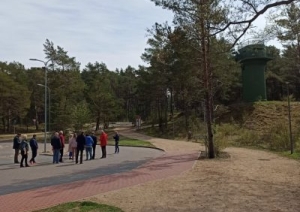 cilvēki stāv uz asfalta