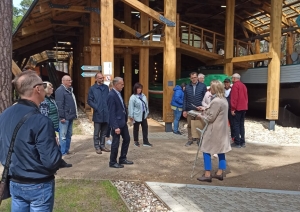 cilvēki pie laivu mājas