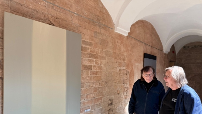 Māra Upzara bilde un izstādes apmeklētāji 