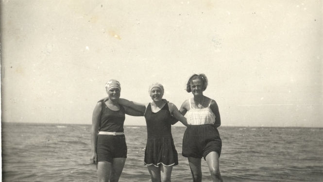 Ventspils muzeja krājums___V-pils_jurmala_ventspilnieces_1930-tie